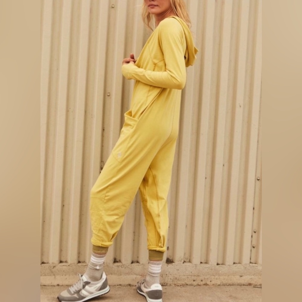 ISO‼️⁉️HOT SHOT LONG SLEEVE ONESIE SIZE S